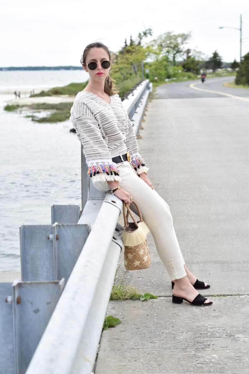 bridge-outfit-white jeans-style