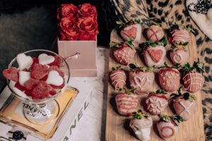 Valentine's Day Treats You Should Make Based On Your Personality-Chocolate Covered Strawberries-Classic-Easy-Creative-Lifestyle #valentinesday #treats #valentine #galentine #lifestyleblogger #Valentinesdaytreats
