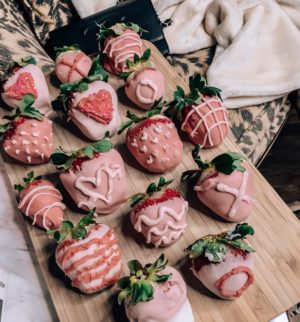 Valentine's Day Treats You Should Make Based On Your Personality-Chocolate Covered Strawberries-Classic-Easy-Creative-Lifestyle #valentinesday #treats #valentine #galentine #Valentinesdaytreats