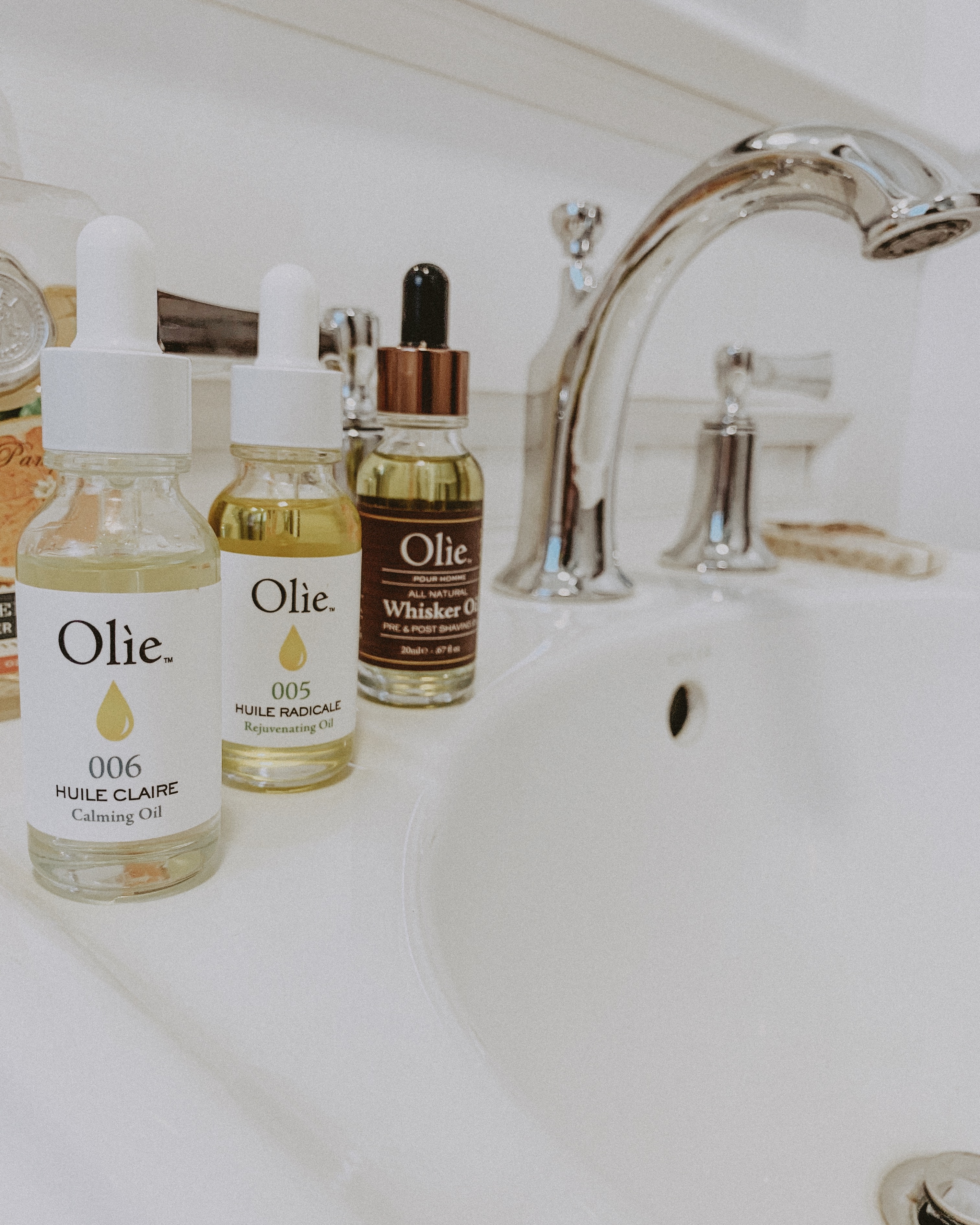 How To Prep Your Skin For Fall With Olie Face Oils - Skincare - Beauty #skincare #beauty #faceoil #fallskincare #fallbeauty #beautyroutine #skincareroutine #blogger #beautyblogger #review #fall #bathroom 