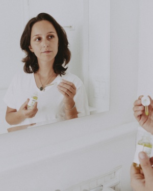 How To Prep Your Skin For Fall With Olie Face Oils - Skincare - Beauty #skincare #beauty #faceoil #fallskincare #fallbeauty #beautyroutine #skincareroutine #blogger #beautyblogger #review #fall #mirror #drybrush #interior #decor