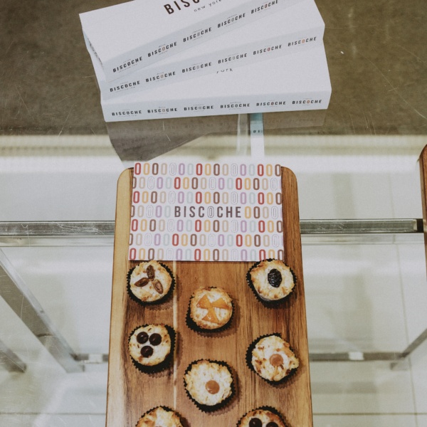 NYFW in Westchester County at Bloomingdales White Plains Season 3 - Biscoche - Macarons - #food #events #nyfw #westchester #localevents #simplybysimone #bloomingdales #bloomingdaleswhiteplains #custom #winegalsses