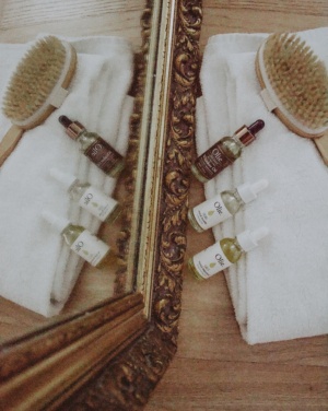 How To Prep Your Skin For Fall With Olie Face Oils - Skincare - Beauty #skincare #beauty #faceoil #fallskincare #fallbeauty #beautyroutine #skincareroutine #blogger #beautyblogger #review #fall #mirror #drybrush #interior #decor