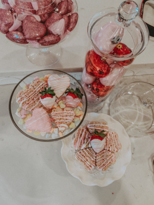 Easy To Make Valentine's Day Treats for Everyone - Pink Rice Crispy's - Heart Shaped Rice Crispy's - Marble Countertops - Simply by Simone - Simone Piliero - Galentines Day - Chocolate Covered Strawberries - YouTube - Vlog - Recipe #recipe #valentinesday #galentinesday #ricecrispy #ricecrispies #valentinesdaytreats #valentinesdayrecipe