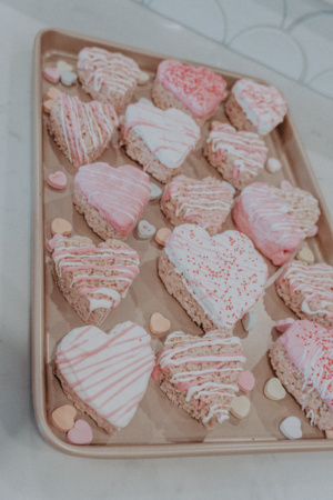 Easy To Make Valentine's Day Treats for Everyone - Pink Rice Crispy's - Heart Shaped Rice Crispy's - Marble Countertops - Simply by Simone - Simone Piliero - Galentines Day - Chocolate Covered Strawberries - YouTube - Vlog - Recipe #recipe #valentinesday #galentinesday #ricecrispy #ricecrispies #valentinesdaytreats #valentinesdayrecipe