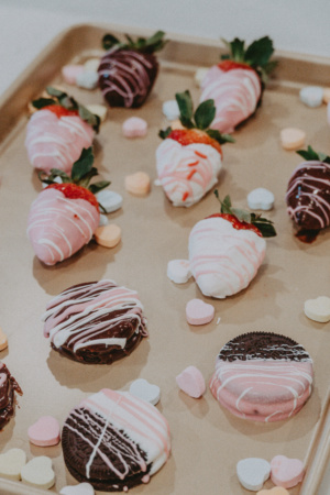 Easy To Make Valentine's Day Treats for Everyone - Pink Rice Crispy's - Heart Shaped Rice Crispy's - Chocolate Covered Strawberries - Chocolate Covered Oreos - Marble Countertops - Simply by Simone - Simone Piliero - Galentines Day - Chocolate Covered Strawberries - YouTube - Vlog - Recipe #recipe #valentinesday #galentinesday #ricecrispy #ricecrispies #valentinesdaytreats #valentinesdayrecipe #chocolatecoveredstrawberries #chocolatecoveredoreos