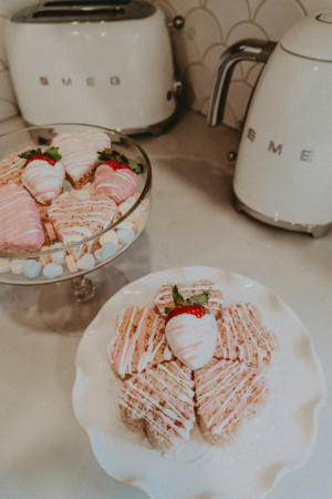 Easy To Make Valentine's Day Treats for Everyone - Pink Rice Crispy's - Heart Shaped Rice Crispy's - Marble Countertops - Simply by Simone - Simone Piliero - Galentines Day - Chocolate Covered Strawberries - YouTube - Vlog - Recipe #recipe #valentinesday #galentinesday #ricecrispy #ricecrispies #valentinesdaytreats #valentinesdayrecipe