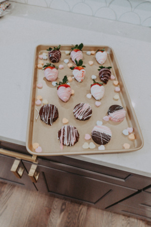 Easy To Make Valentine's Day Treats for Everyone - Pink Rice Crispy's - Heart Shaped Rice Crispy's - Chocolate Covered Strawberries - Chocolate Covered Oreos - Marble Countertops - Simply by Simone - Simone Piliero - Galentines Day - Chocolate Covered Strawberries - YouTube - Vlog - Recipe #recipe #valentinesday #galentinesday #ricecrispy #ricecrispies #valentinesdaytreats #valentinesdayrecipe #chocolatecoveredstrawberries #chocolatecoveredoreos