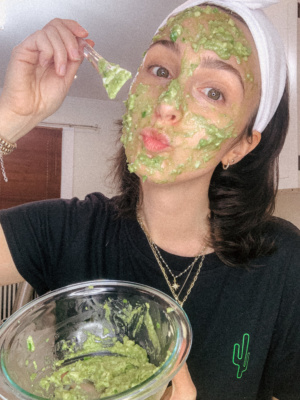 Avocado-coconut-oil-face-mask-for-glowing-skin-Simone-Piliero-Simply-by-Simone #beauty #skincare #DIY #DIYfacemask #cleanskincare #cleanbeauty #coconutoil #vitacoco #skincaretips #beautytips
