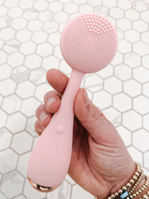 Beauty Tools From $10 to $450 – Are Beauty Tools Worth The Hype_PMD Clean_Beauty Tools_Simply by Simone #beauty #skincare #PMD #skincaretools #beautytools #cleanskincare #facewash #massage #facialmassage #beautytools #beautytips #skincaretips #review 