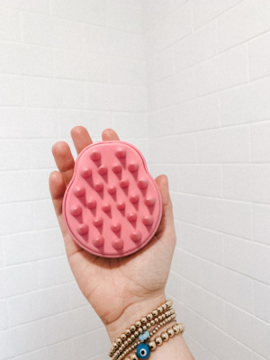 Beauty Tools From $10 to $450 – Are Beauty Tools Worth The Hype_Scalp Scrubber__Beauty Tools_Simply by Simone #beauty #beauttools #skincare #skincaretools #haircare #hair #scalpscrubber