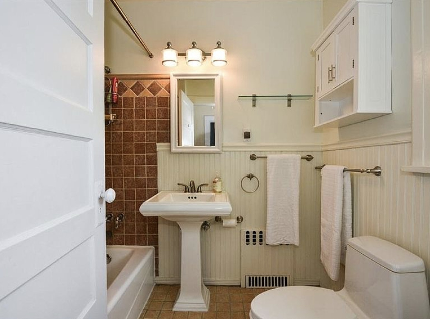 Simply by Simone - Simone Piliero - My Black and White Bathroom Renovation - Origional Bathroom 2 #bathroom #home #renovation #bathroomrenovation #diyhome #bathroomtiles #bathroomdecor #bathroomideas #bathroomrenovationideas 