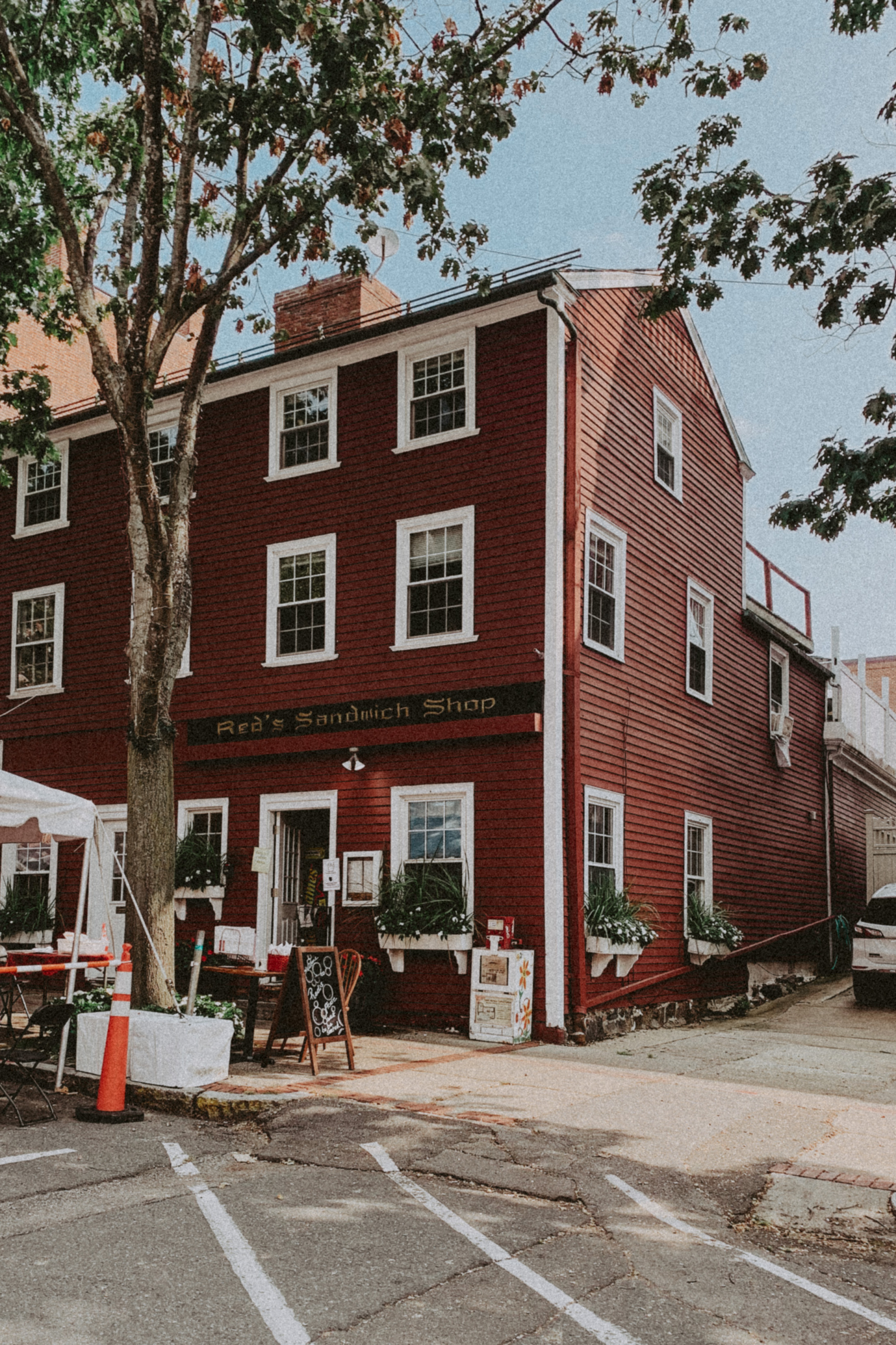 Overnight Stay in Massachusetts - Salem, MA & Lexington, MA -- Reds Sandwich Shop in Salem Massachusetts - Simply by Simone - Simone Piliero Arena #salem #salemma #salemmassachusetts #newengland #newenglandtravel #halloween #falltravel #northeasttravel #travel #travelguide #witchhouse #witches