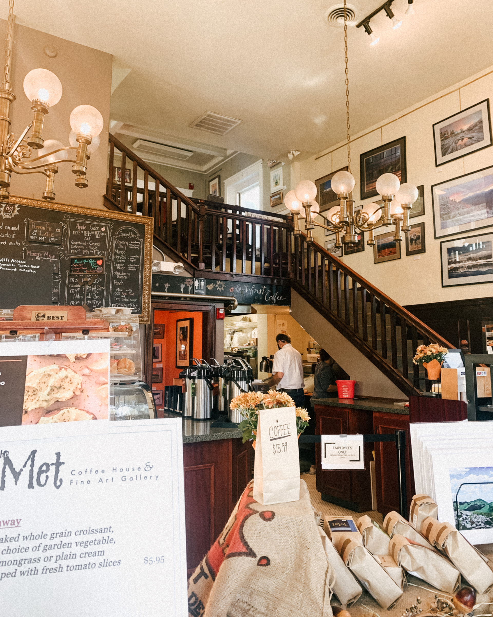 North Conway, New Hampshire Travel Guide - The Met Coffee House - Simply by Simone - #newengland #travel #newhampshire #roadtrip #westchestercounty #northconway #newhampshiretravel #mountwashington #newenglandtravel 