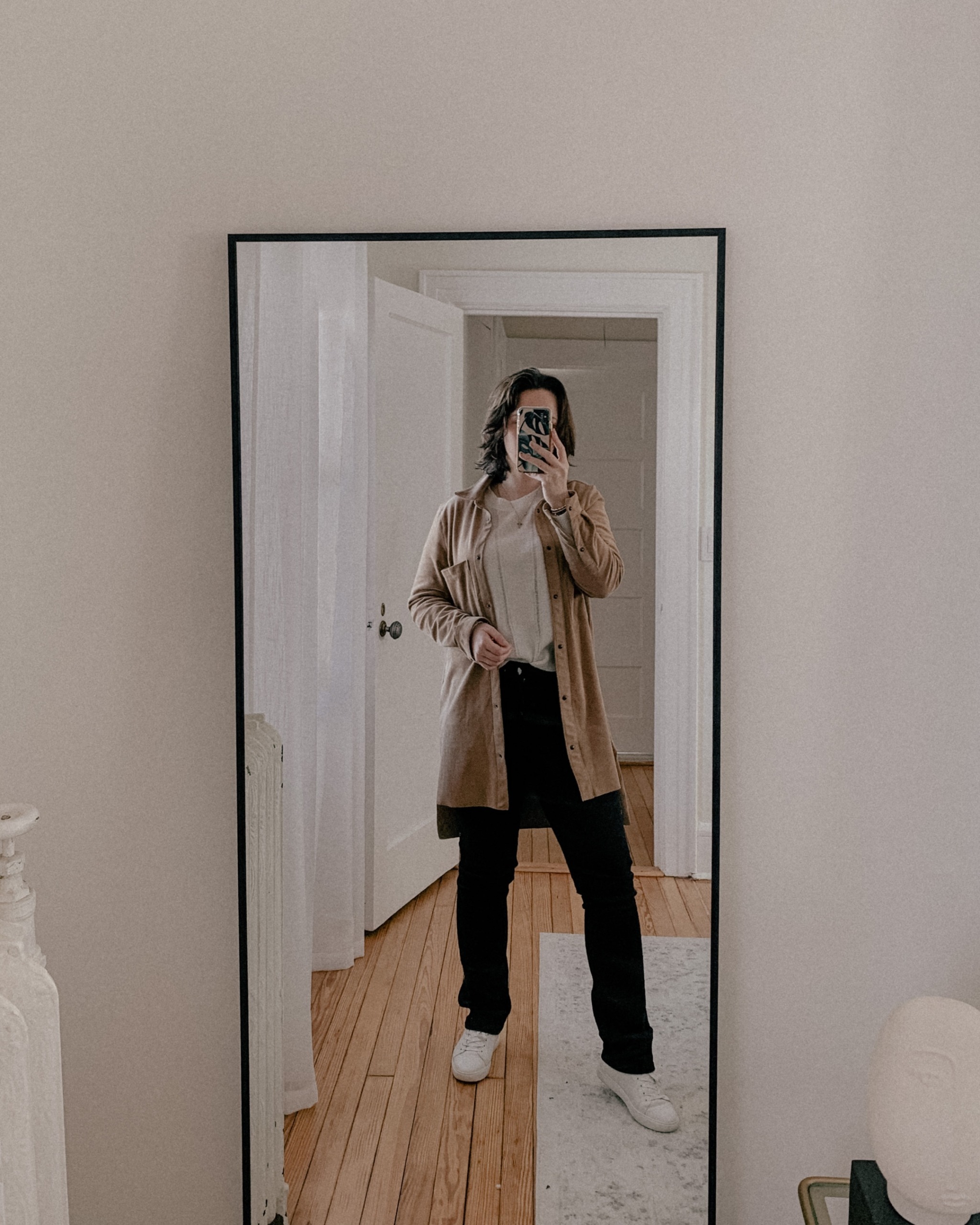 HOW TO STYLE: Mom Jeans, Boyfriend Jeans, Baggy Jeans. How to style mom jeans. Boyfriend jeans outfit for Spring. #outfit #style #styleguide Outfit 6