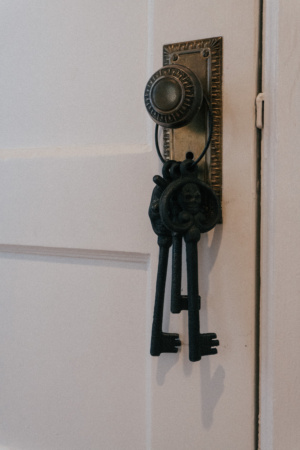 Edgy Neutral Halloween Home Decor Guide | Halloween Decorations | Neutral Halloween Decorations | Halloween Home Décor | The Best Neutral Halloween Home Decor | Spooky Chic Halloween Decorations | Grandin Road Halloween Decor | Bat Wall Decals for Halloween | Easy Halloween Decor | DIY Halloween Decorations | Skeleton Keys on Old doorknob