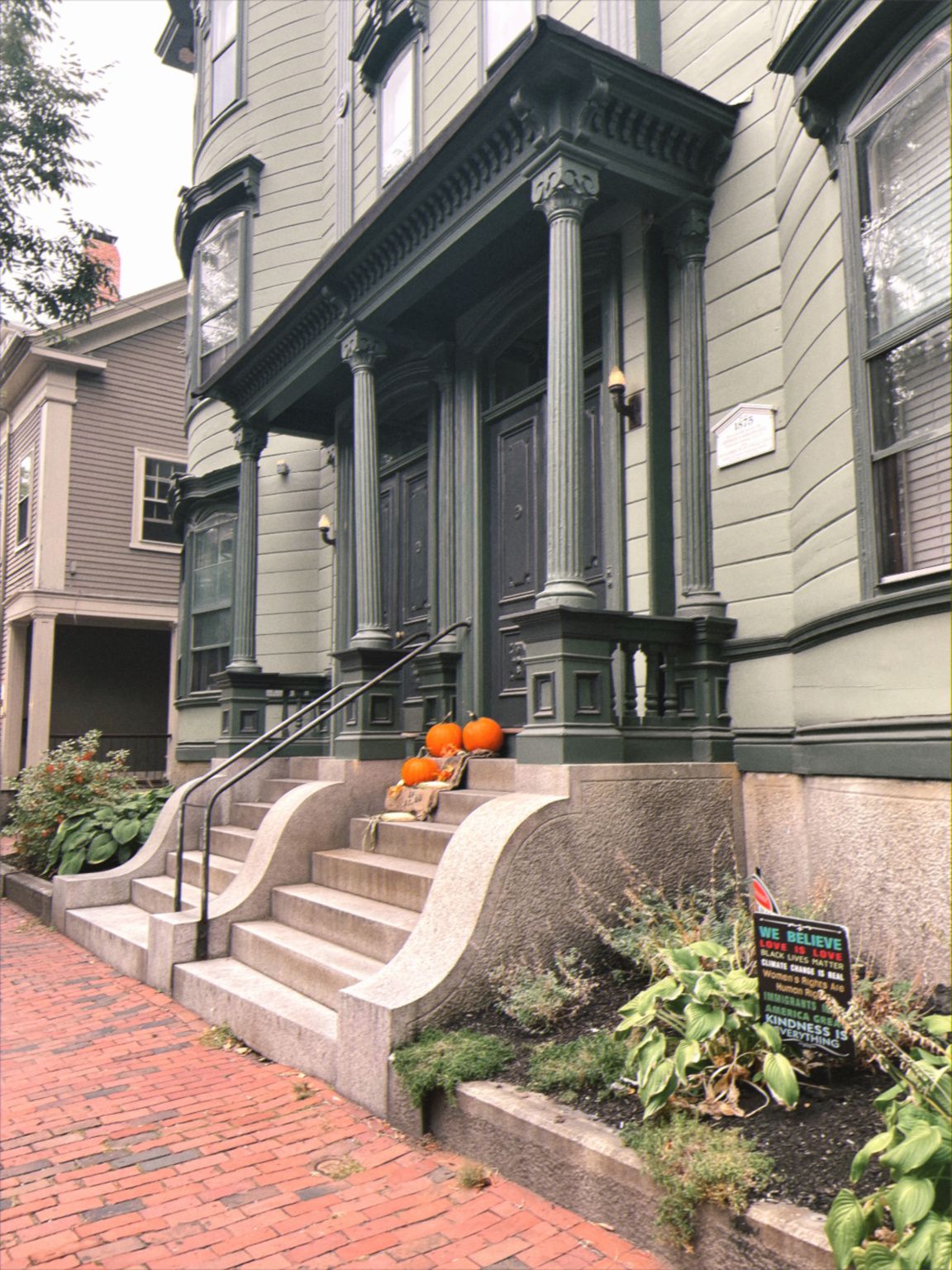 Salem Massachusetts Halloween Travel Guide, Hocus Pocus House, Ropes