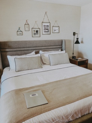 The Best New England Babymoon Destinations | Babymoon Ideas | North East Babymoon Destinations | North East Baby Moon Ideas | Babymoon Itinerary | Best babymoons in the North East | New England Travel | Babymoon Travel Guide | Relaxing Babymoon Ideas | Affordable babymoon destinations | Gurney’s Montauk Room | Simply by Simone