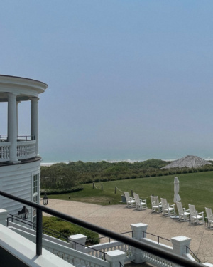 The Best New England Babymoon Destinations | Babymoon Ideas | North East Babymoon Destinations | North East Baby Moon Ideas | Babymoon Itinerary | Best babymoons in the North East | New England Travel | Babymoon Travel Guide | Relaxing Babymoon Ideas | Affordable babymoon destinations | Ocean House Grounds View | Simply by Simone